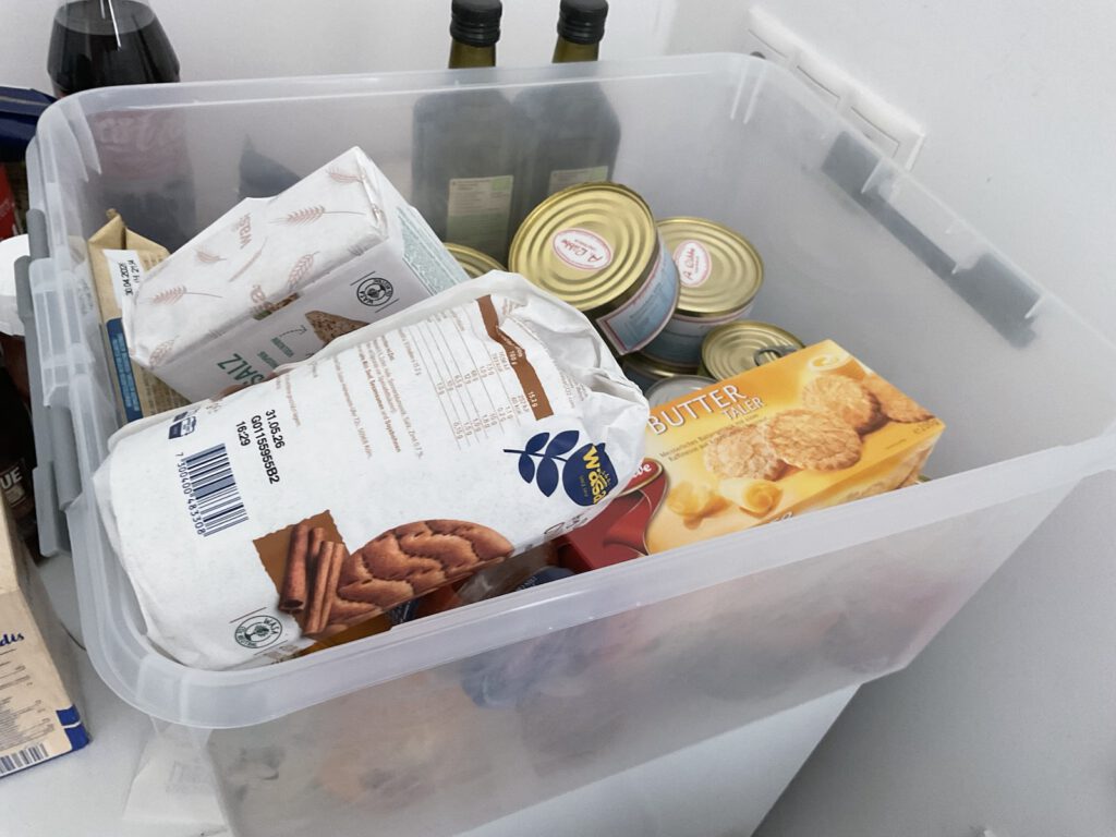 Lebensmittelkiste mit Brot, Keksen, Dosen mit Suppen und Gerichten